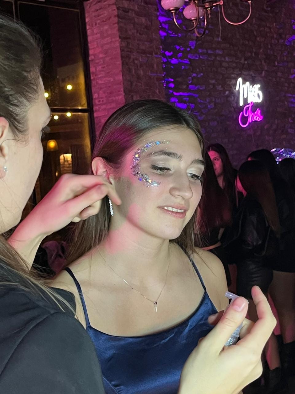 Glitter plateado aplicado en una fiesta